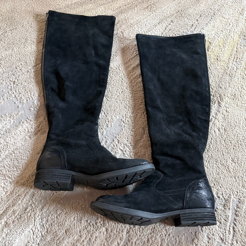 BORN Borman Black tall boots  Suede leather knee high round toe side zip size 8